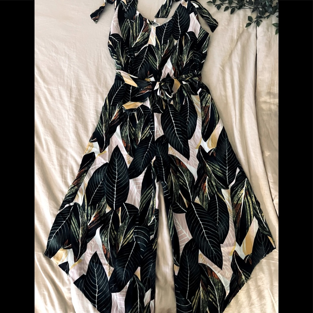 Sleeveless Shoulder Bandage Waistband Sexy V Neck Wide Leg Jumpsuit with Belt.